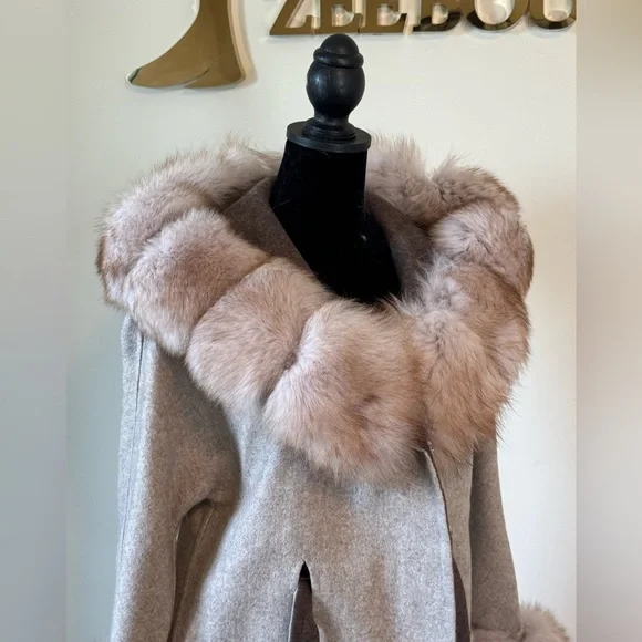 Elegant Gray Alpaca Coat with fox Fur details - Picture 5 of 9